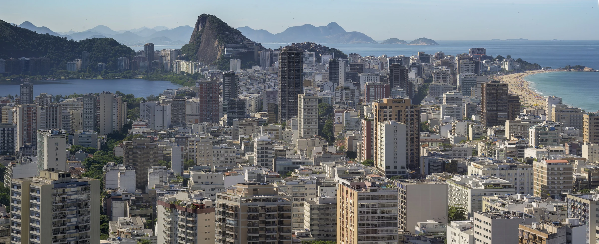 Vista panorâmica da Baía de Guanabara e do Pão de Açúcar, no Rio de Janeiro.