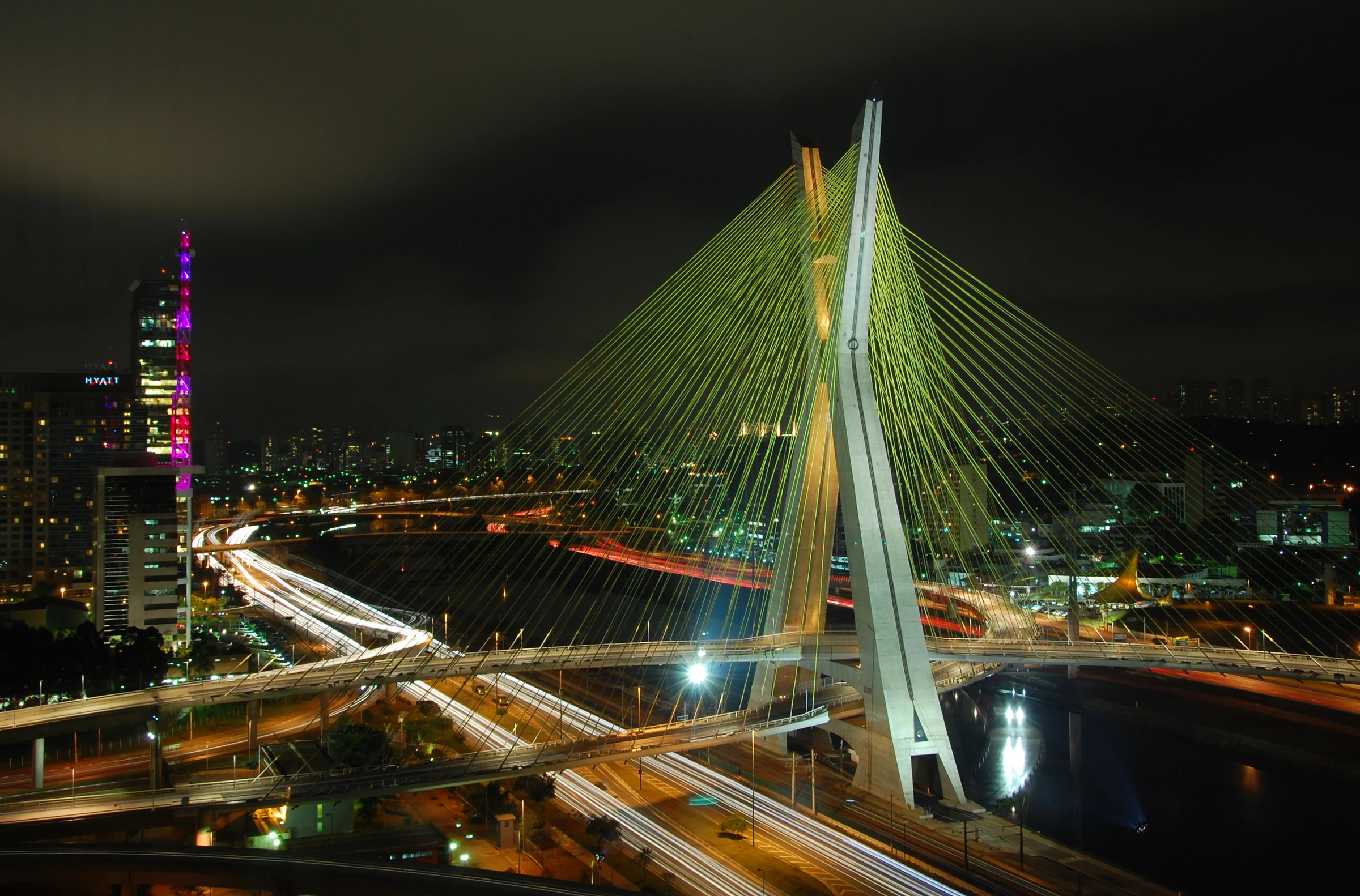 Ponte Octávio Frias de Oliveira iluminada e a paisagem urbana de São Paulo.